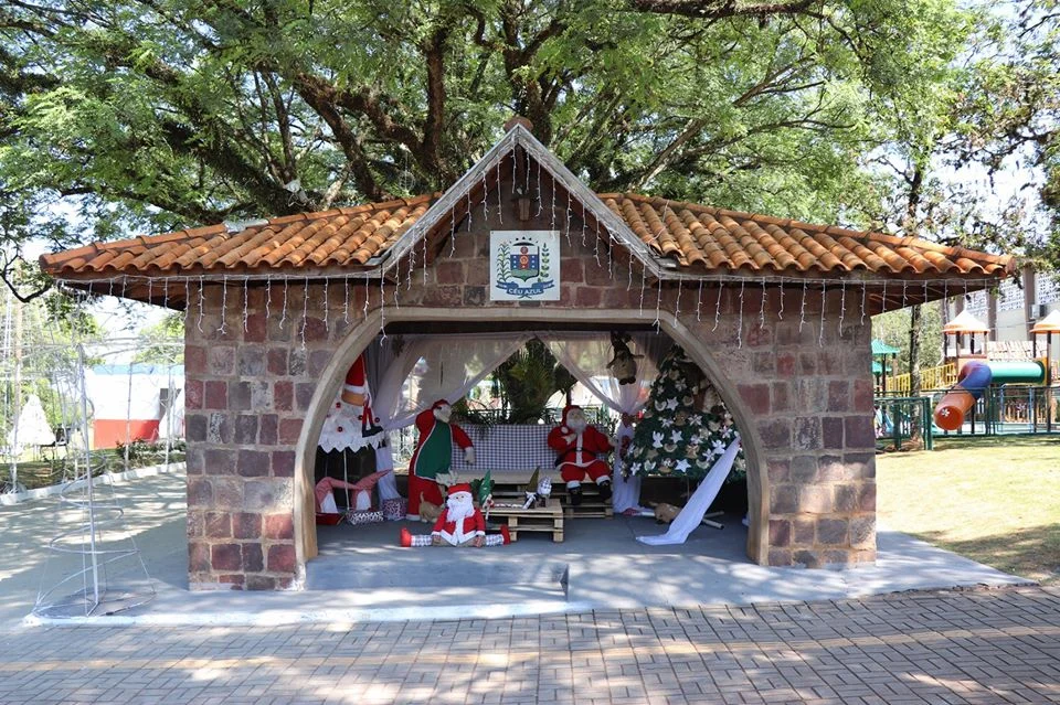 Parada de ônibus em frente à Praça Luiz Carlos Ruaro, especialmente preparada para o Natal
